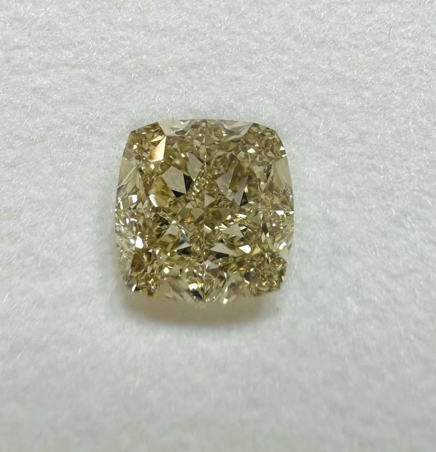1.53 カラット クッション モディファイド ファンシー イエロー VVS2 天然 ダイヤモンド